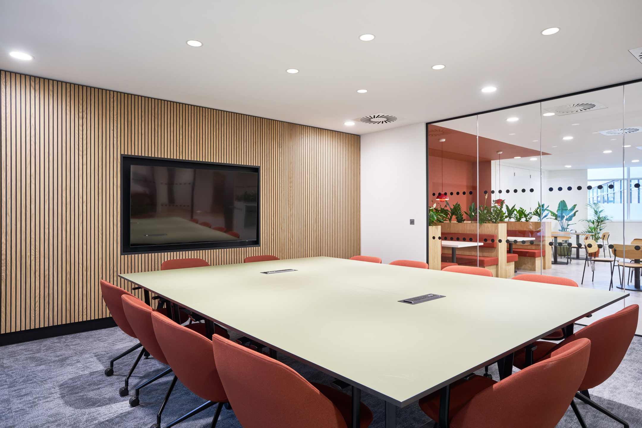Meeting room at 7 Bishopsgate Level 4, with a bright, open layout.